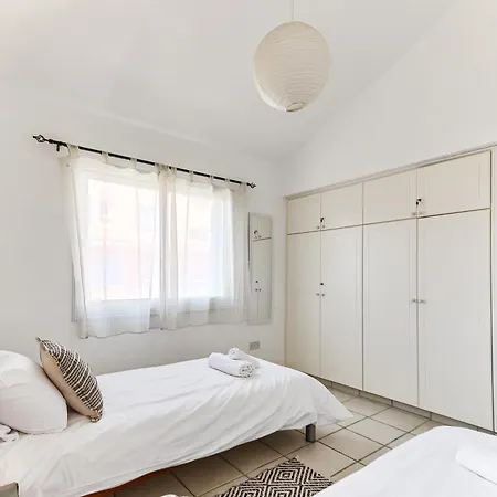 Limnaria Gardens Stylish פאפוס