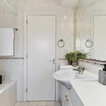 Limnaria Gardens Stylish Apartment *